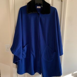 Blue cape front pockets  W/Black Faux fur collar.